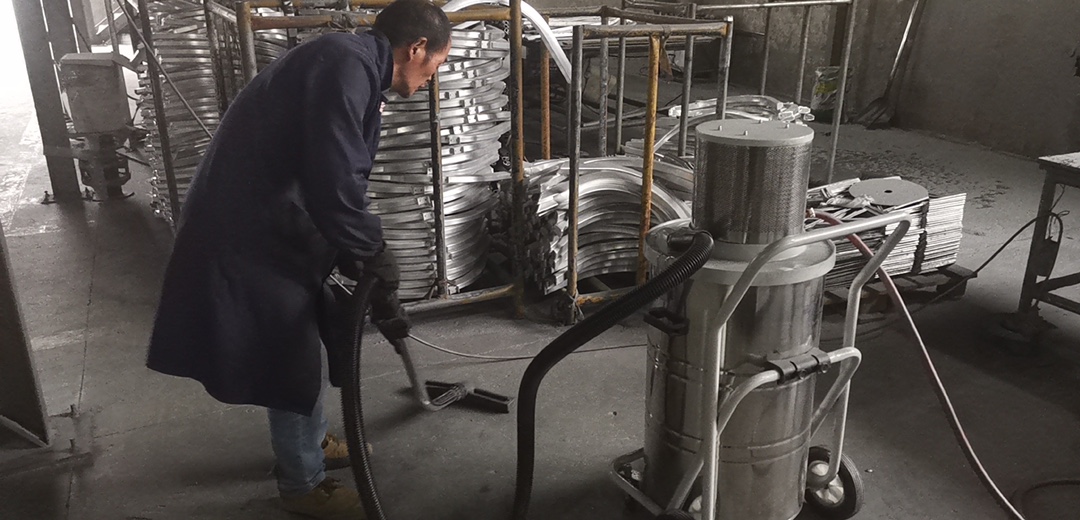 江蘇泰州某鋁製品加工(gōng)廠使用我司氣動防爆吸(xī)塵器