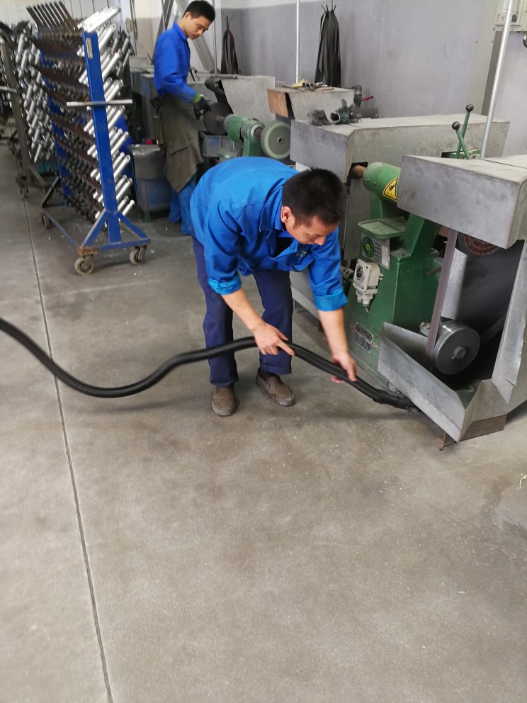 江都某五金加工(gōng)廠使用我公司EX80氣動防爆吸(xī)塵器