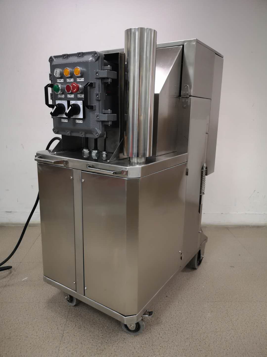 大功(gōng)率電動防爆工業吸塵器-1